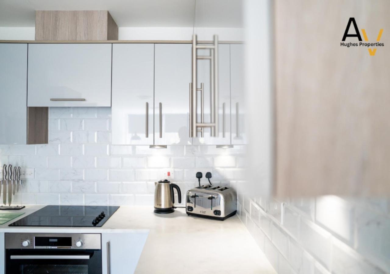 Stylish One-Bedroom Apartment - Free Wi-Fi, 4 Mins From Station, Perfect For Business Stays By Av Hughes Properties Milton Keynes Extérieur photo