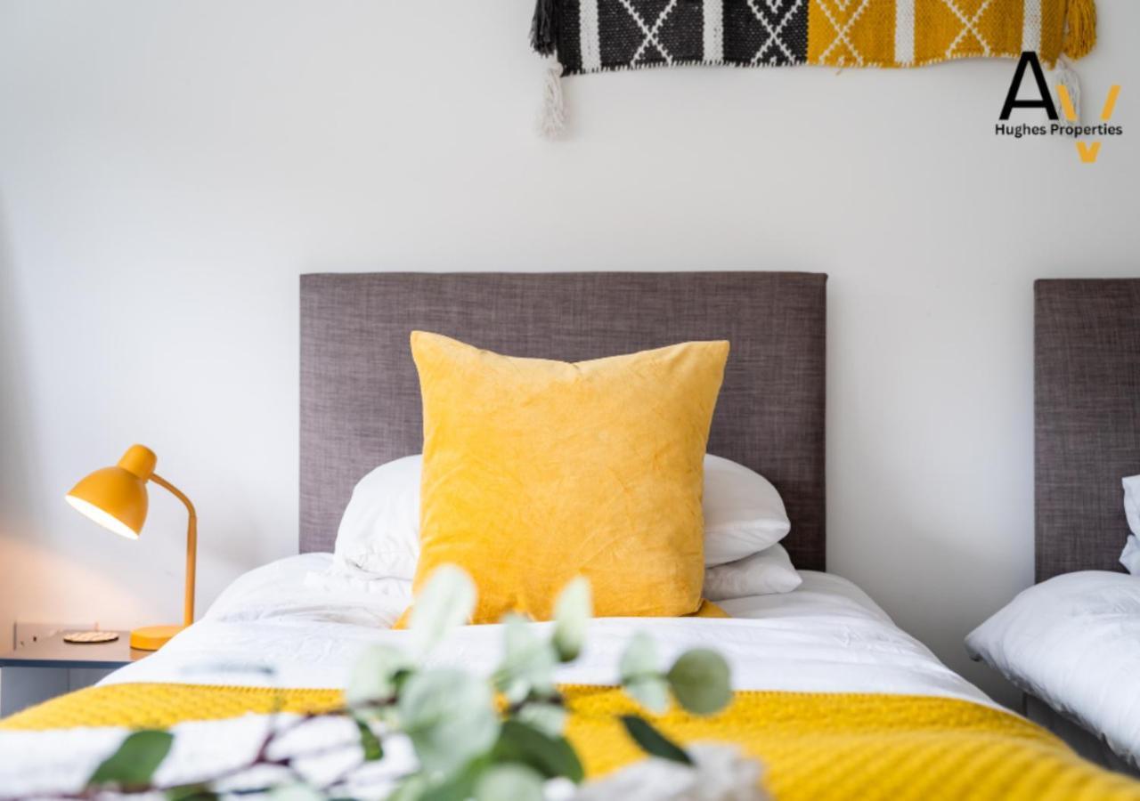 Stylish One-Bedroom Apartment - Free Wi-Fi, 4 Mins From Station, Perfect For Business Stays By Av Hughes Properties Milton Keynes Extérieur photo